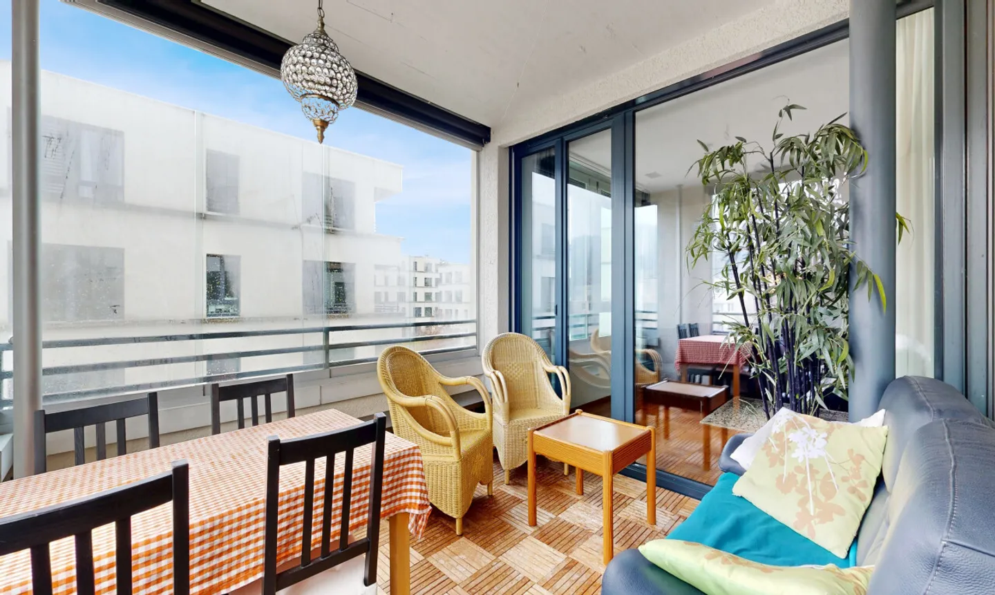 Appartamento moderno di 3,5 locali con balcone ovest e due posti auto in garage sotterraneo - Foto 9 di 11