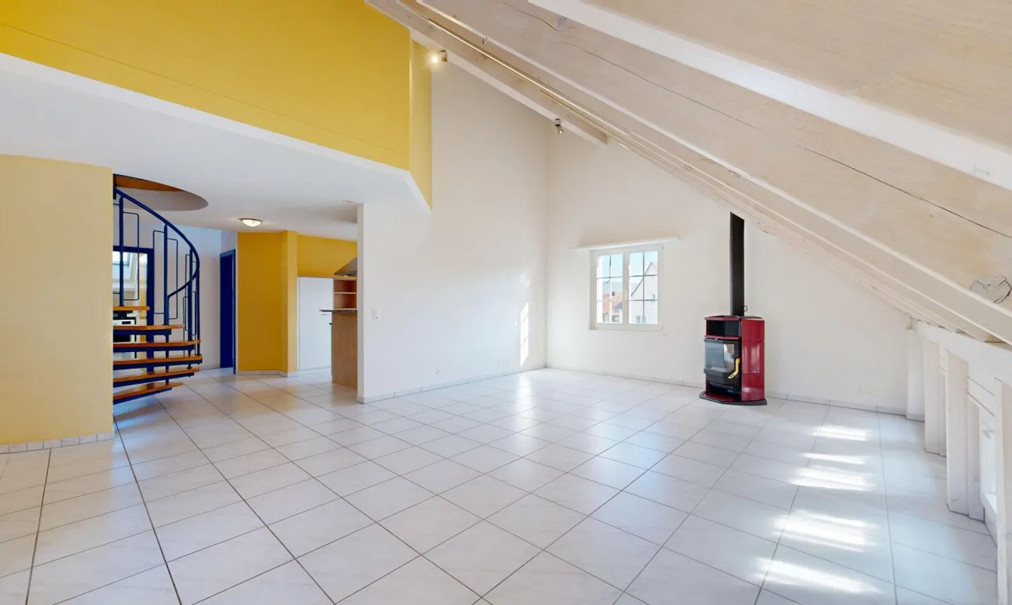 Stylish 4.5-room attic maisonette with charm and comfort - Photo 3 of 11