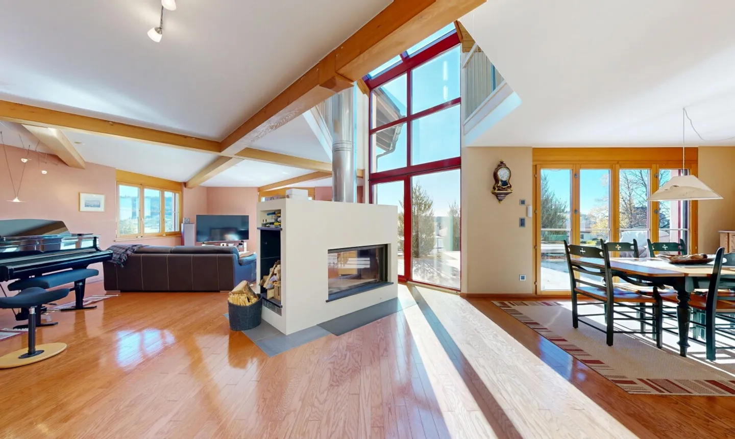 Familienhaus mit Panoramablick, Schwimmbad und großem Grundstück - Foto 3 von 13