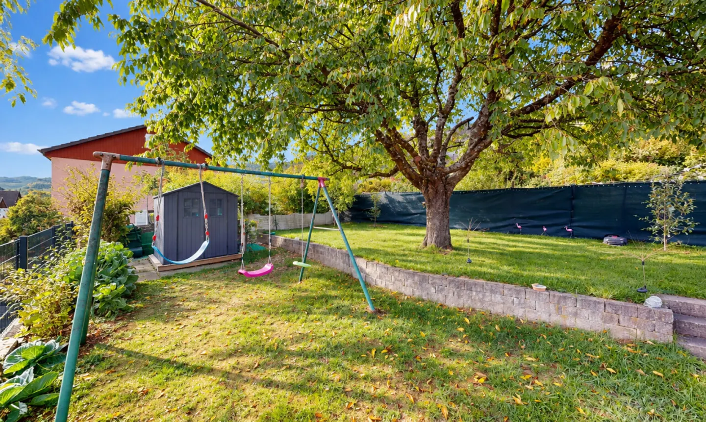 5.5-Room Corner Townhouse with Generous Garden and Far-Reaching Views - Photo 2 of 11