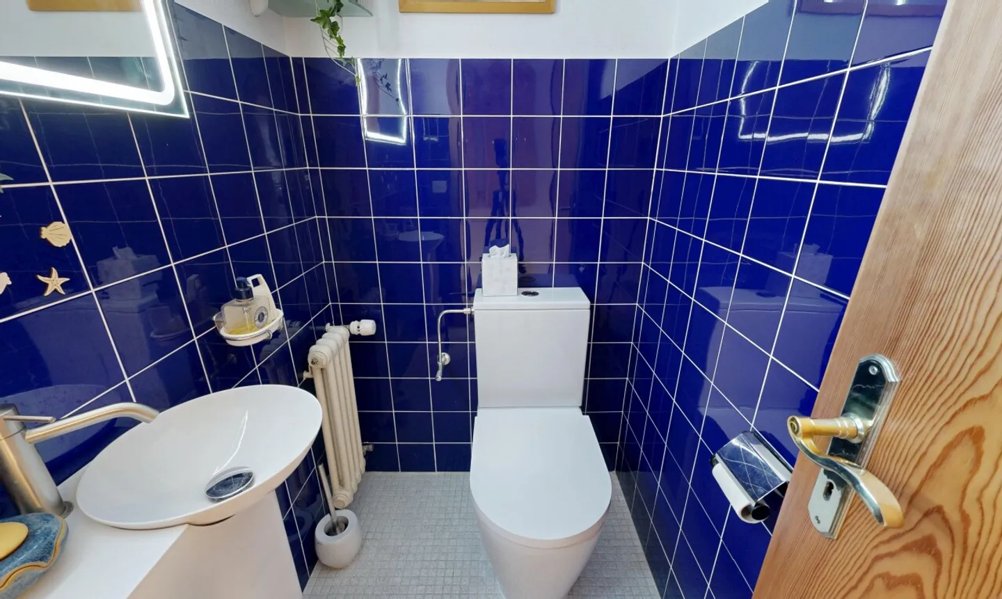 Beautiful top floor apartment with mezzanine - Photo 10 of 11