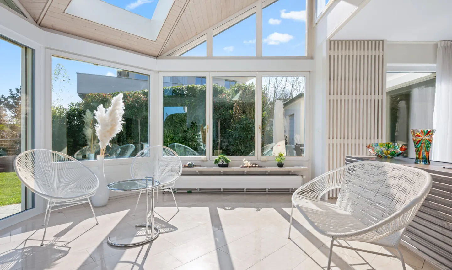 Exclusive villa with gallery, indoor pool and garden idyll - Photo 9 of 11