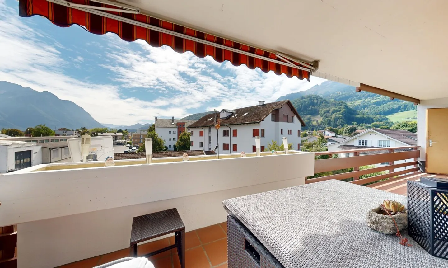 Appartamento 4.5 stanze con balcone e due posti auto a Sevelen - Foto 3 di 11