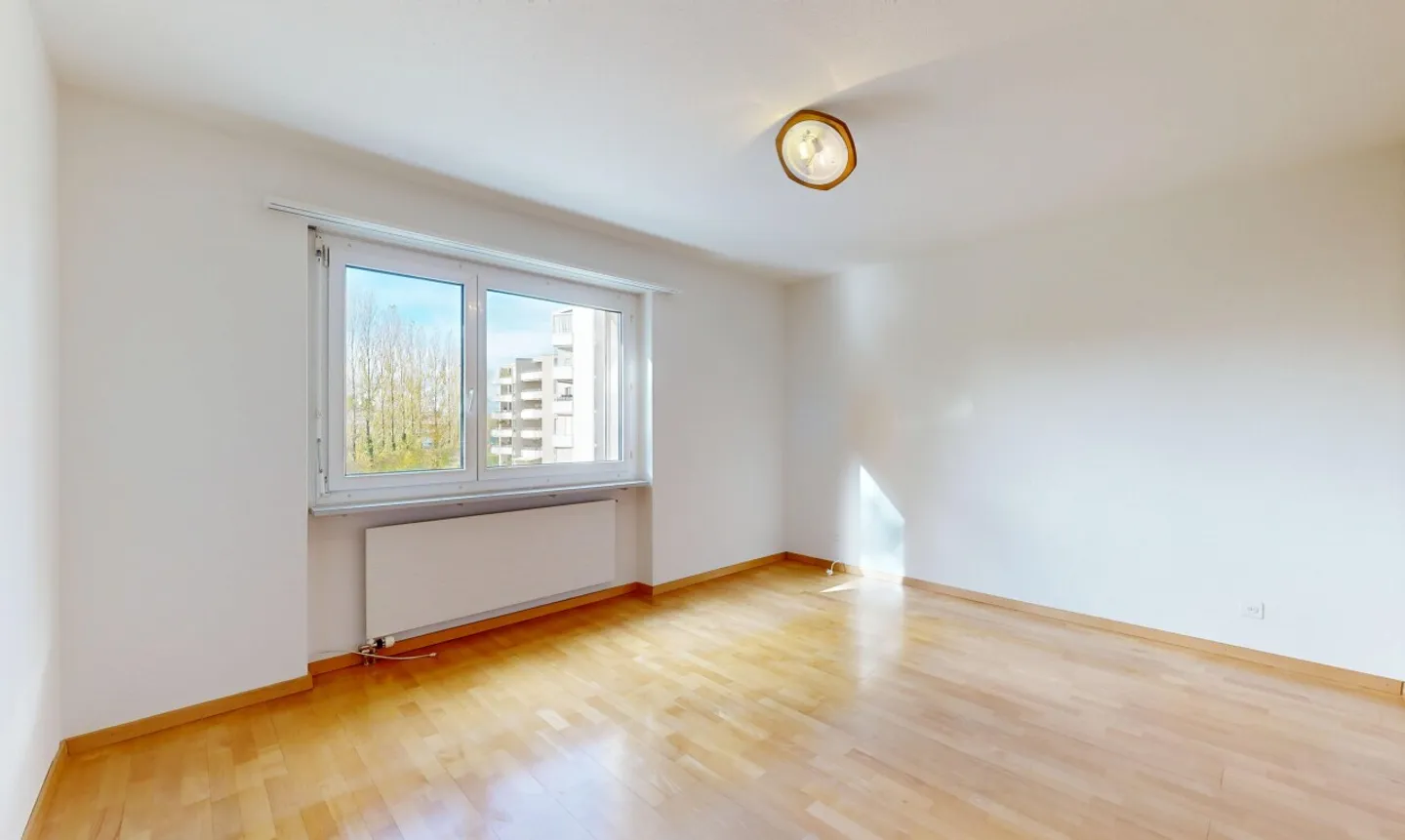 Bright 3.5-room apartment in Schwerzenbach ZH with comfort and charm - Photo 7 of 11
