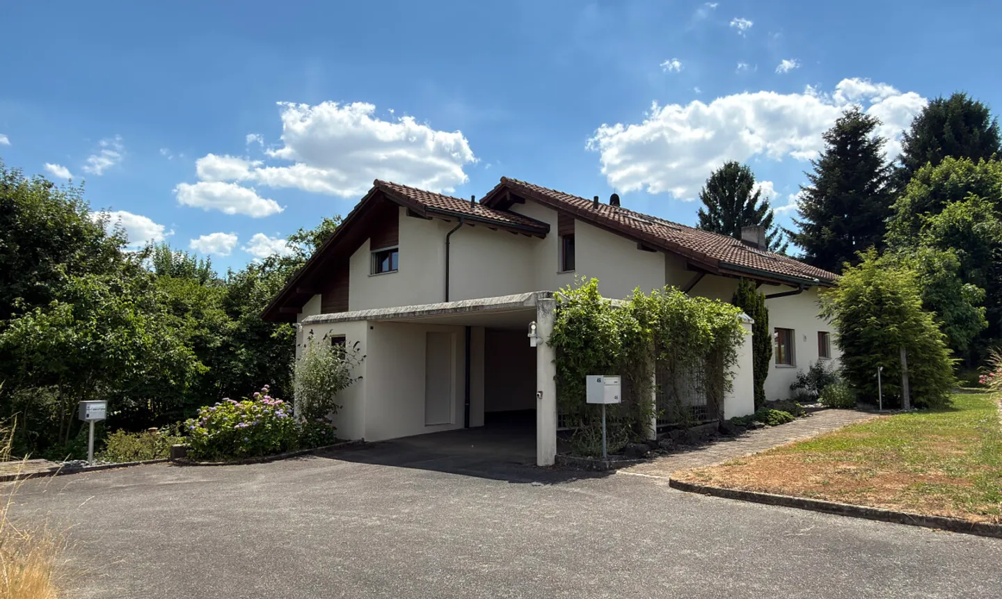 Grande Casa Familiare con Giardino, Veranda e Molto Potenziale - Foto 4 di 11