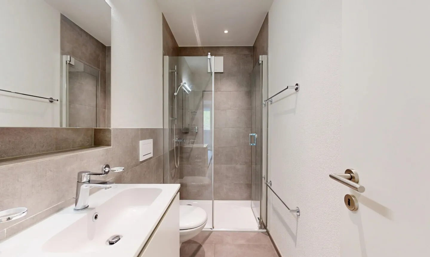 Stylish 4.5-room apartment with two terraces in the heart of Liestal - Photo 9 of 11