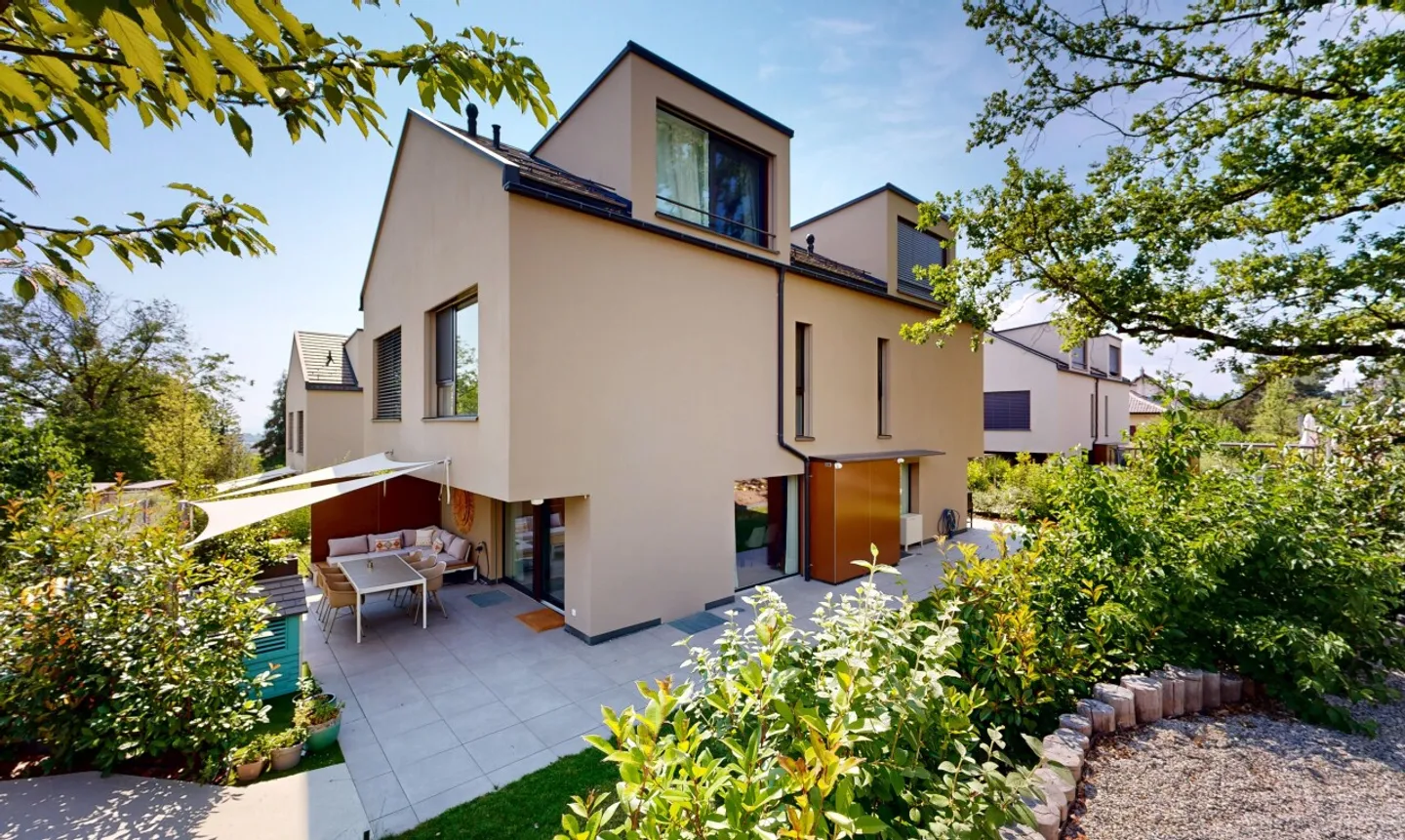 Elegante casa a schiera con giardino privato a Renens - Foto 1 di 11