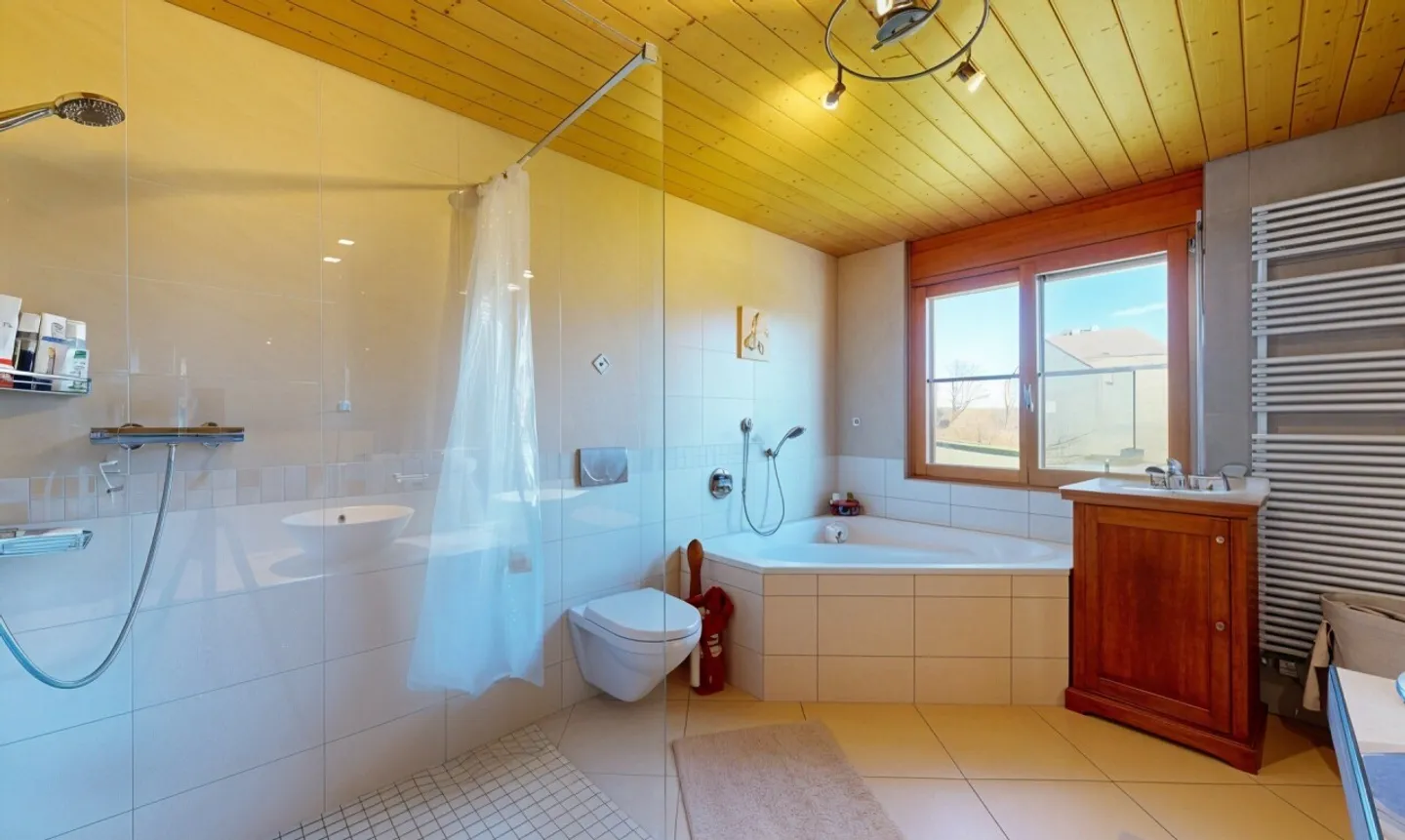 Familienhaus mit Panoramablick, Schwimmbad und großem Grundstück - Foto 12 von 13