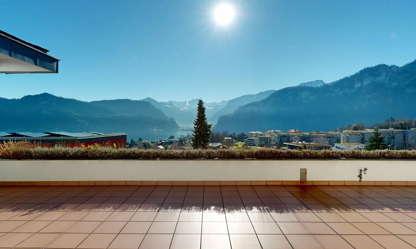 Elegante Wohnresidenz mit separaten Atelier und Panoramasicht - Foto 1 von 11