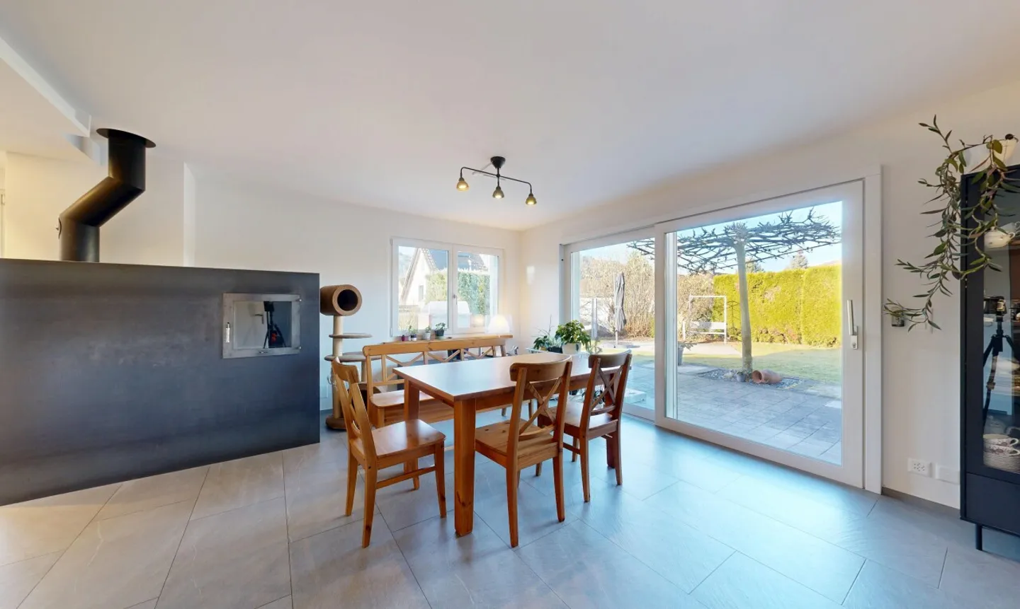 Family house with plenty of space, winter garden and sunny terrace - Photo 2 of 11