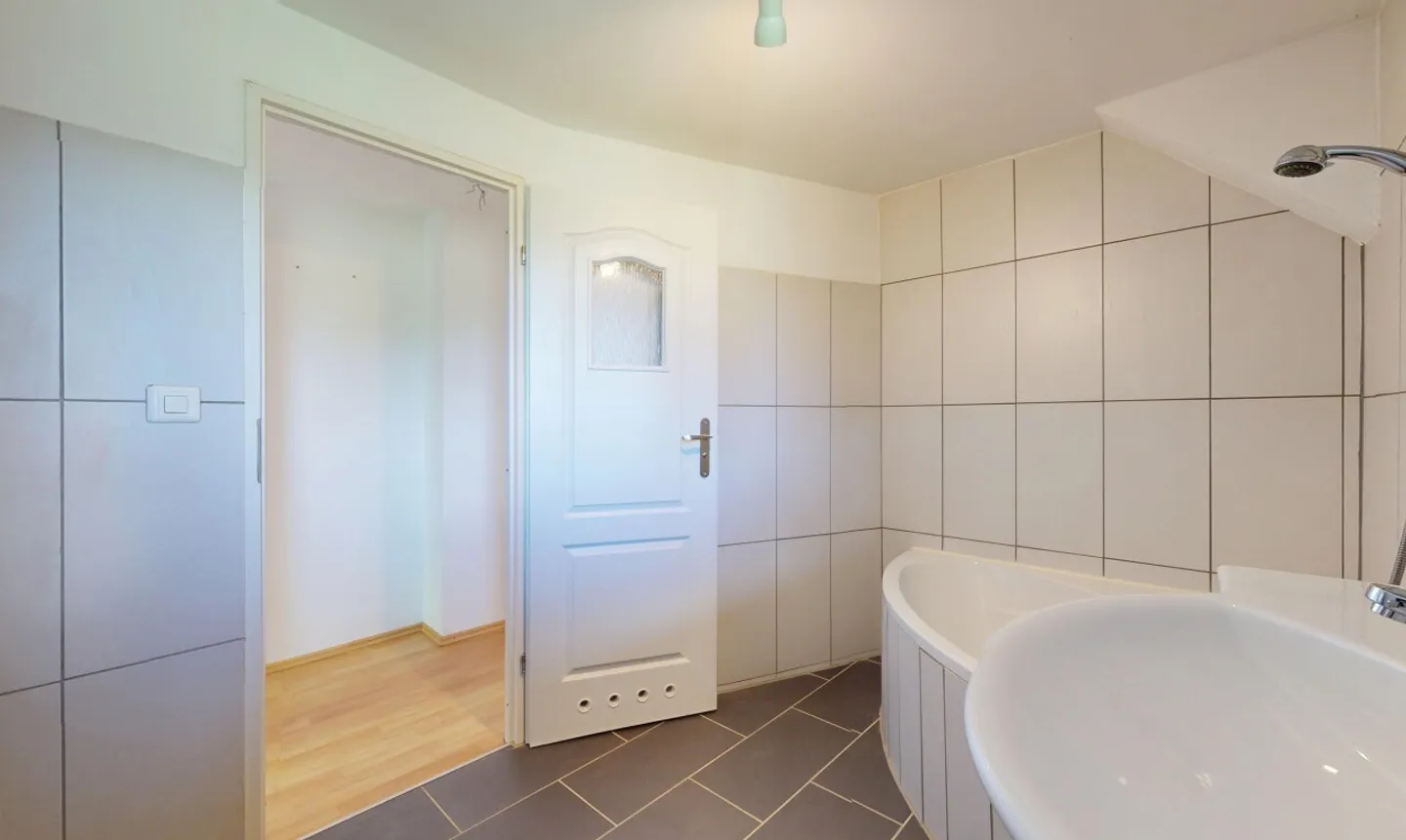 Maison bifamiliale dans la verdure avec un hangar de 400 m² utilisable commercialement - Photo 10 sur 13