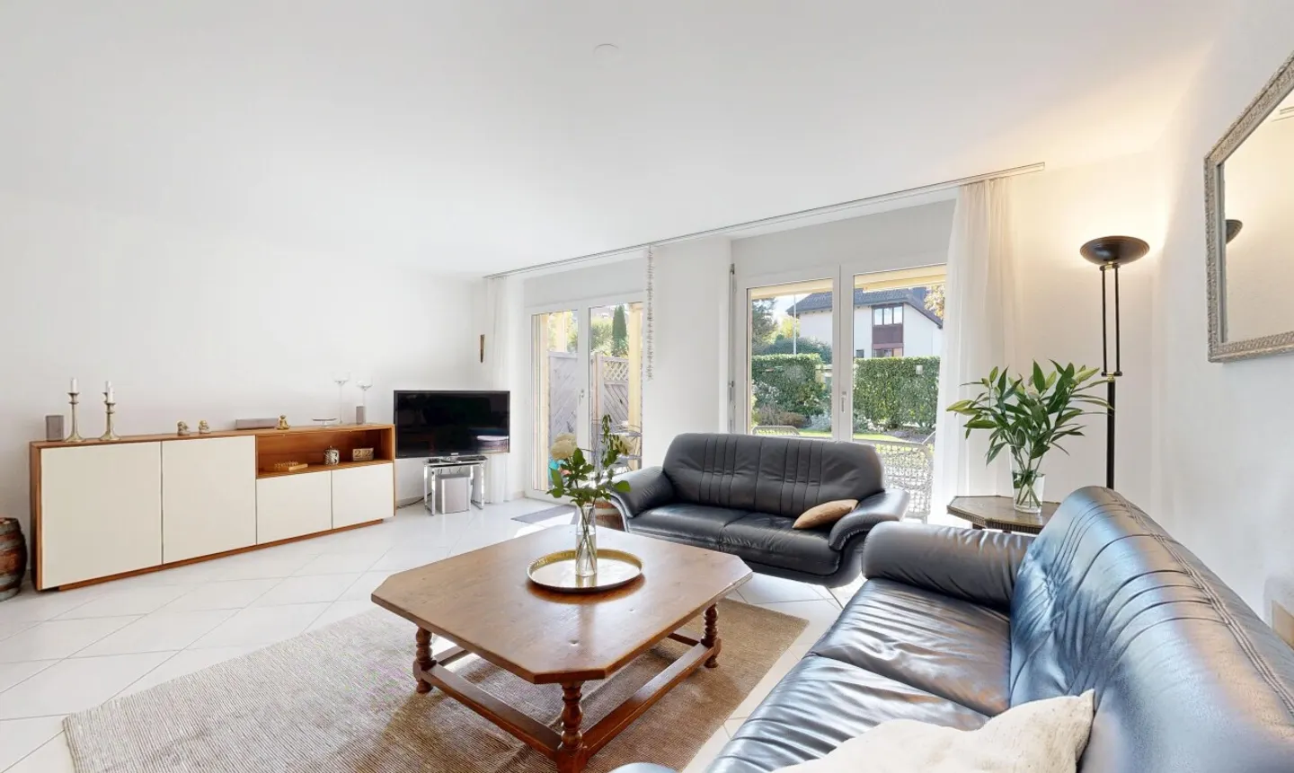 Bright 6.5-Room Townhouse in Attractive Location - Photo 3 of 11