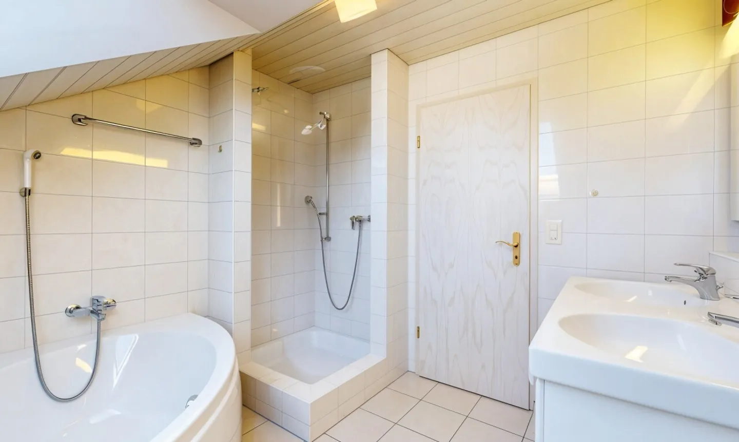 Casa unifamiliare luminosa con giardino idilliaco e garage separato - Foto 11 di 13