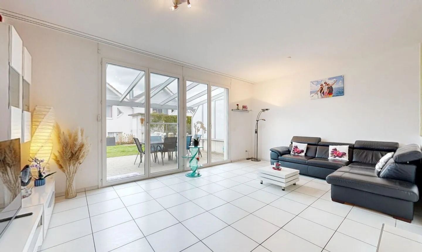 Modern terraced house with plenty of space in a central and quiet location - Photo 3 of 11