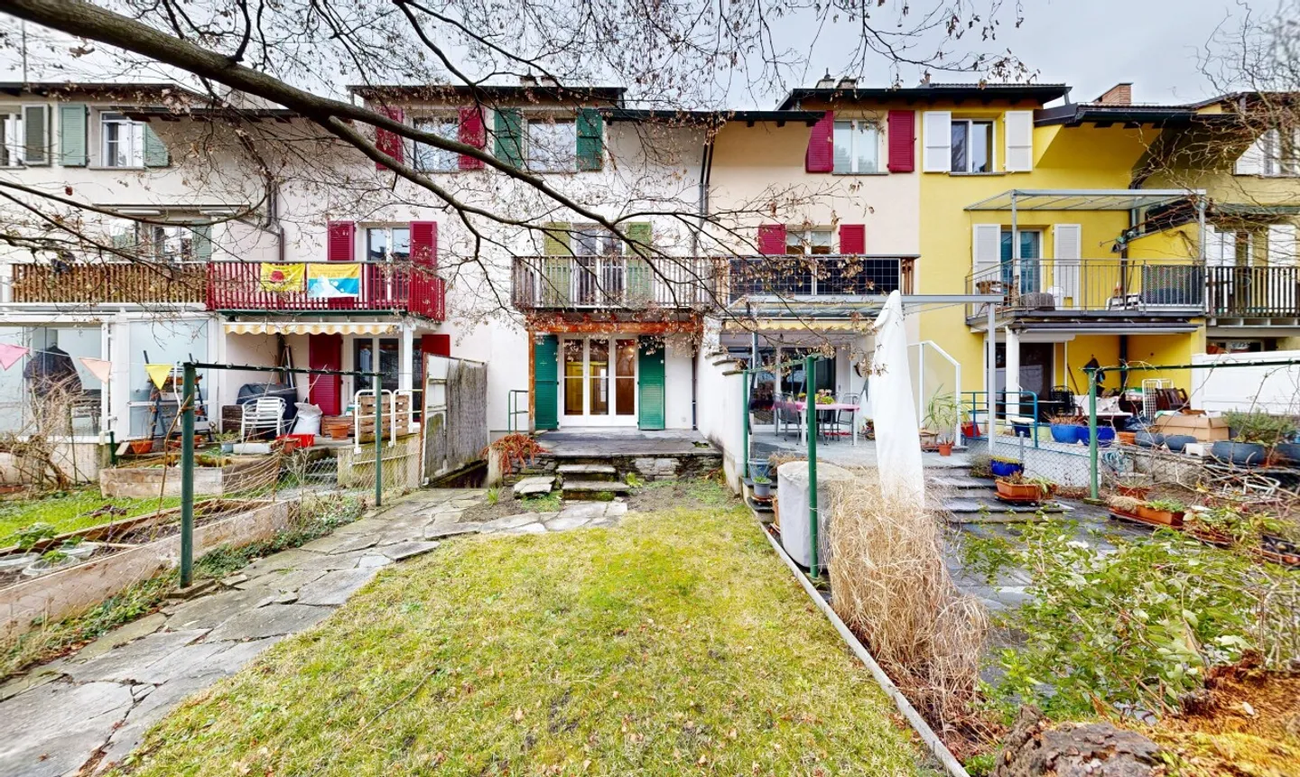 Maison de ville avec jardin dans un emplacement prisé de Bâle - Photo 2 sur 13