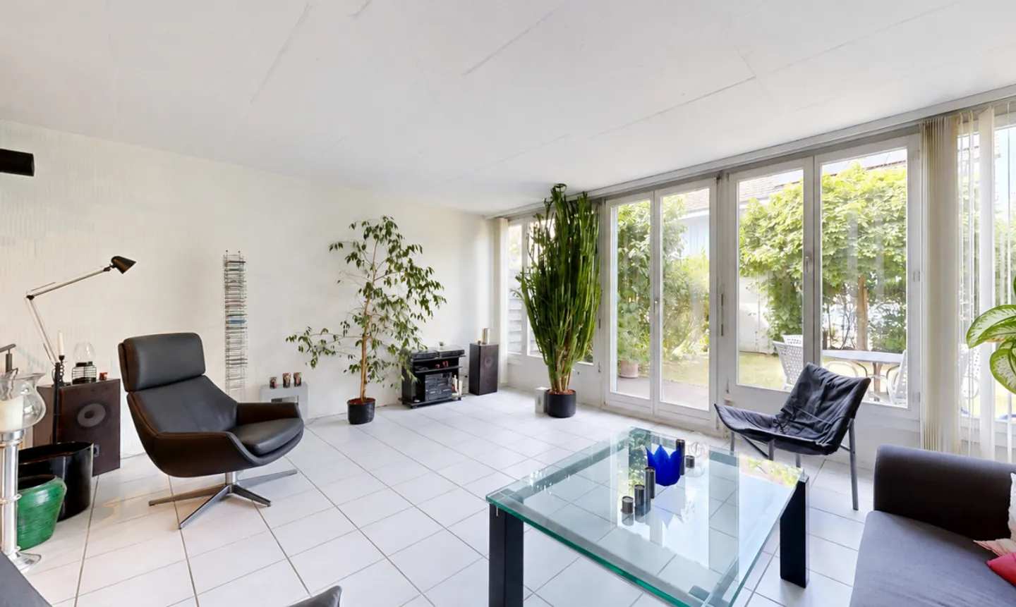 Family-friendly end-of-terrace house with garden and potential - Photo 2 of 11