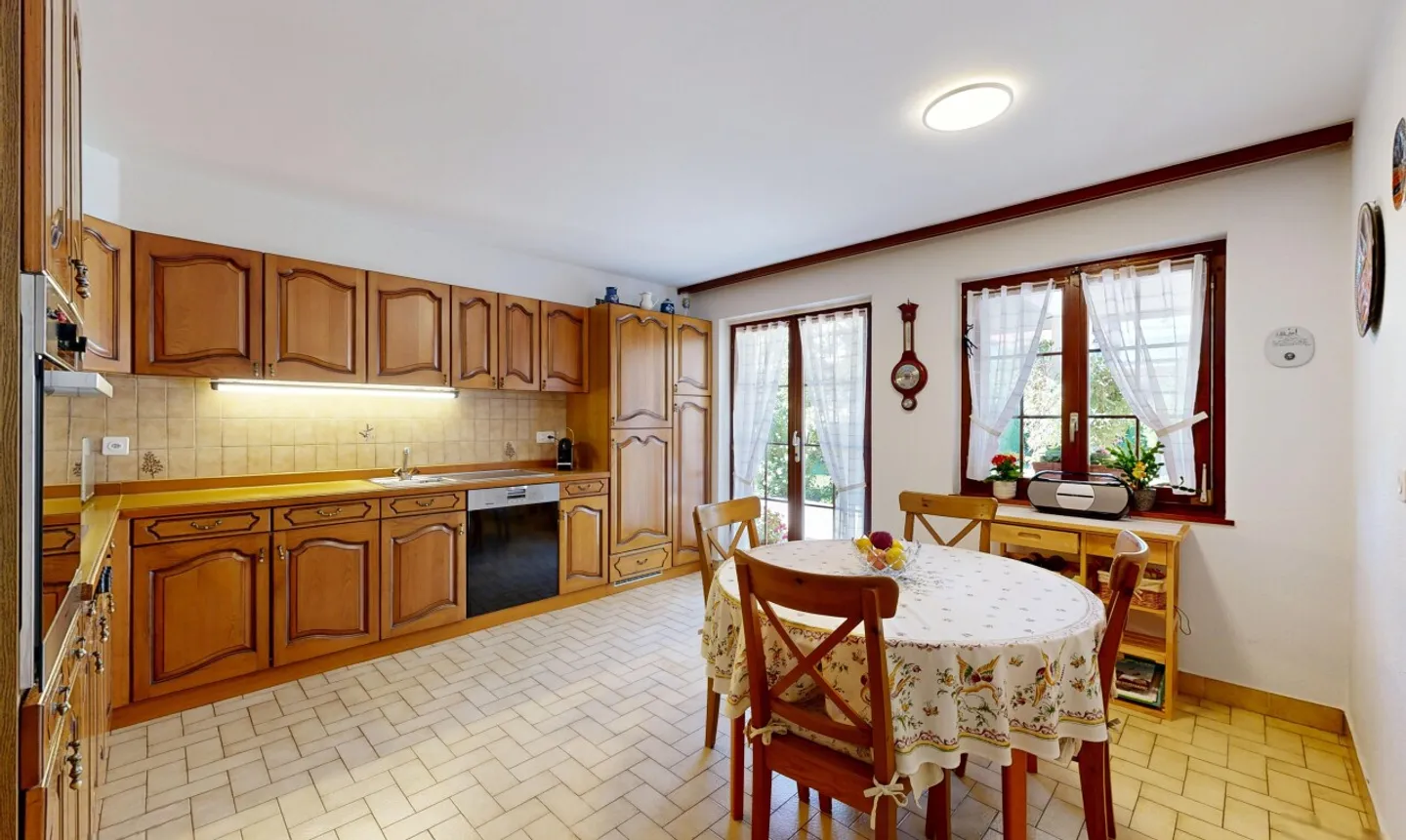 Charming Villa with Spacious Garden - Photo 8 of 11