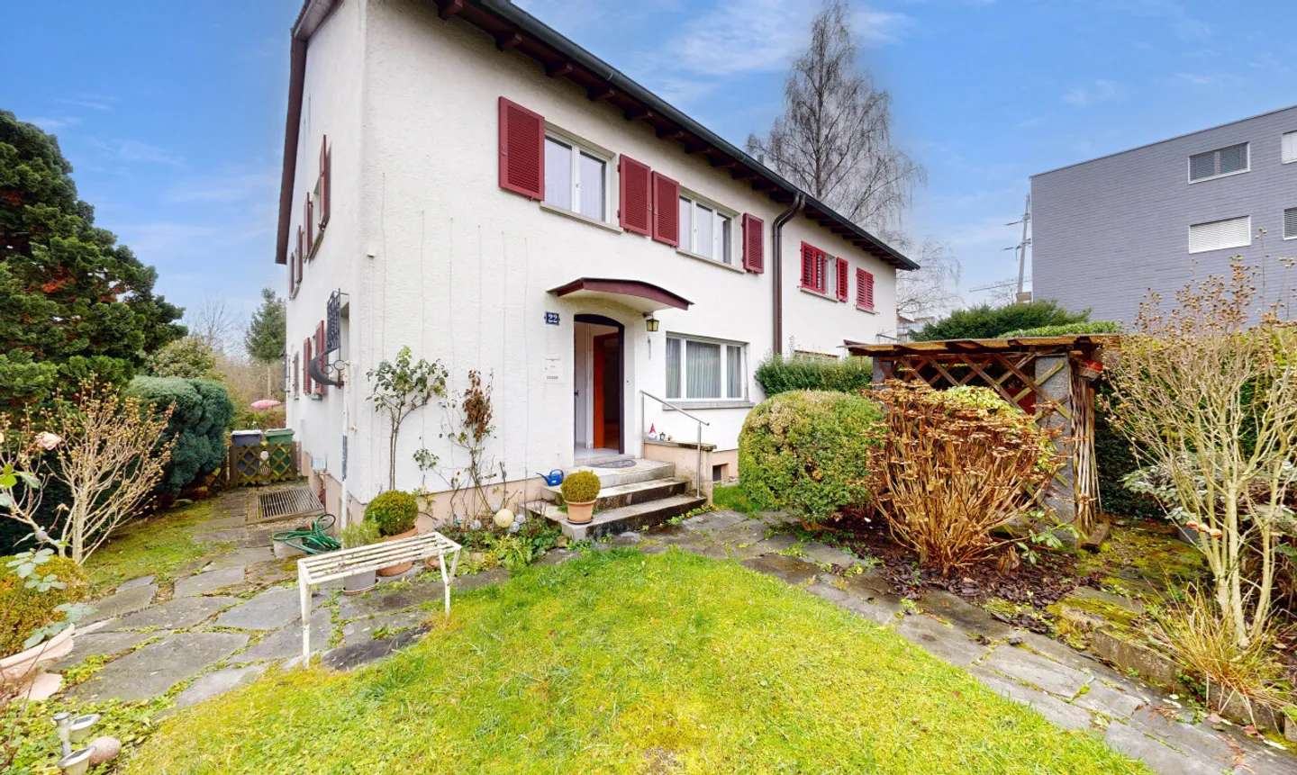 Casa angolare di 4,5 stanze con potenziale di sviluppo in posizione privilegiata - Foto 1 di 10