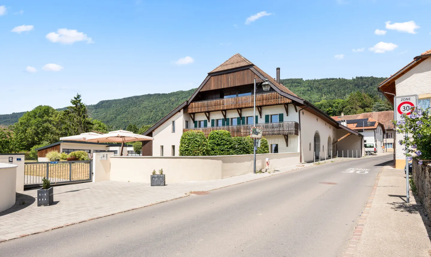 Exceptional villa in Fontaines-sur-Grandson - Photo 3 of 11