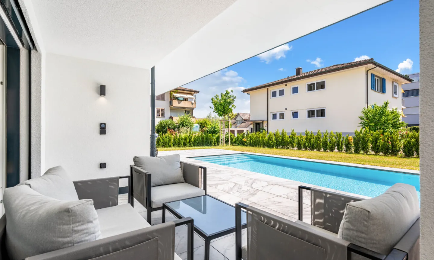 Luxurious 7.5 Room House with Outdoor Pool - Exclusive Living in Suhr - Photo 10 of 11
