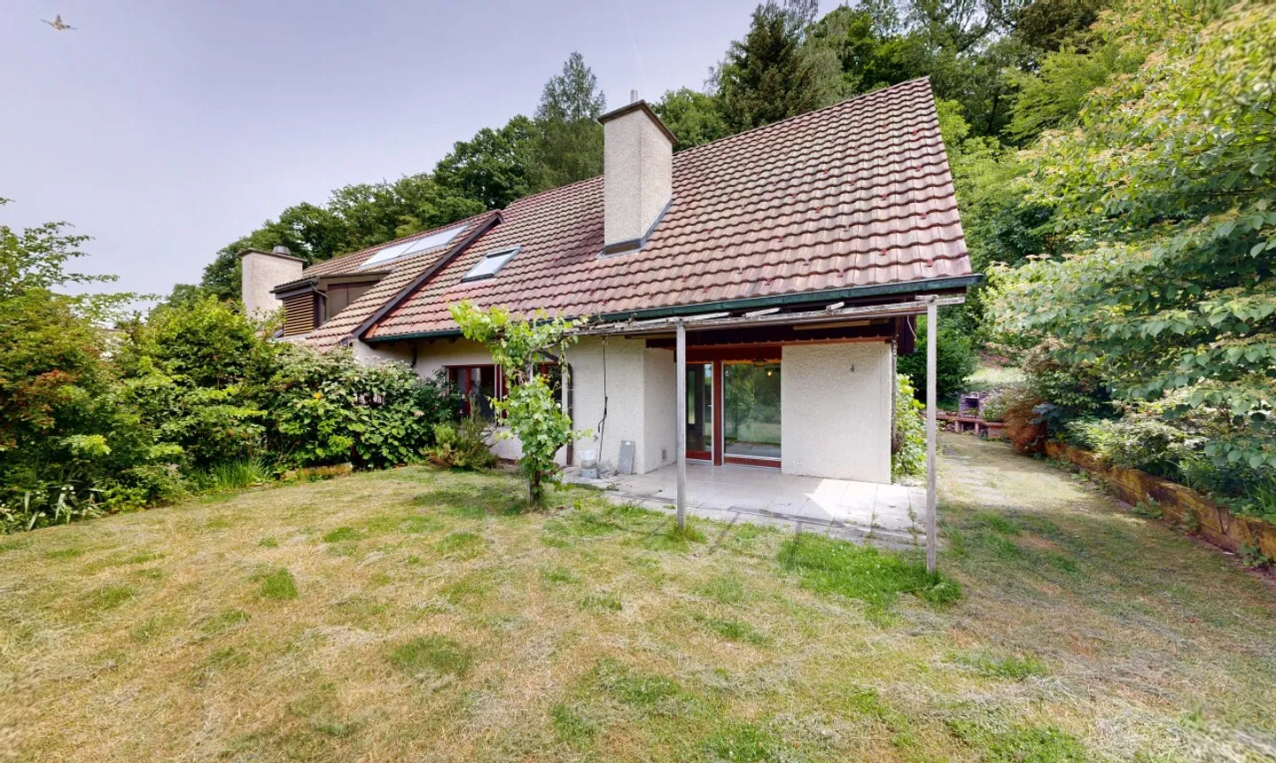 Maison individuelle avec beaucoup de potentiel dans un quartier résidentiel calme - Photo 1 sur 11