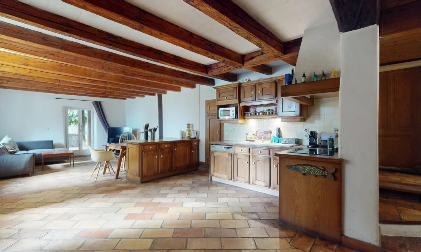 Progetto ad alto potenziale: casa di villaggio con fienile e giardino - Foto 8 di 11