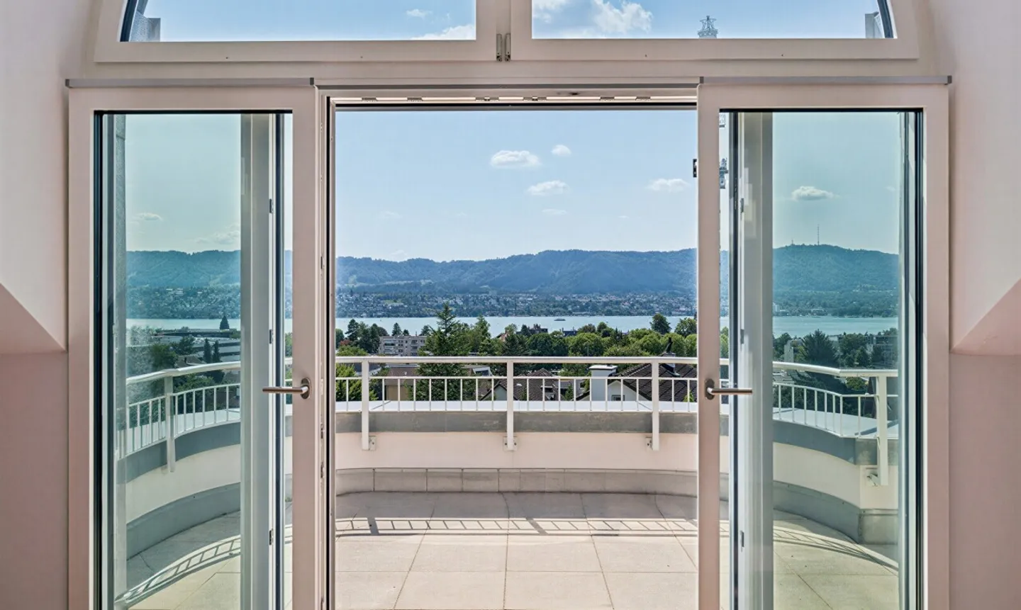Attico con vista spettacolare sul lago e vista panoramica in una posizione attraente - Foto 4 di 11