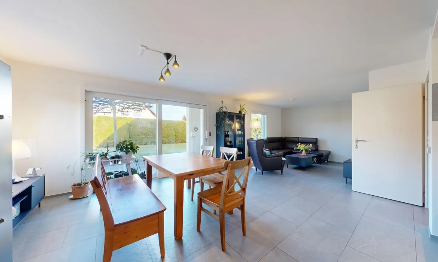 Family house with plenty of space, winter garden and sunny terrace - Photo 3 of 11