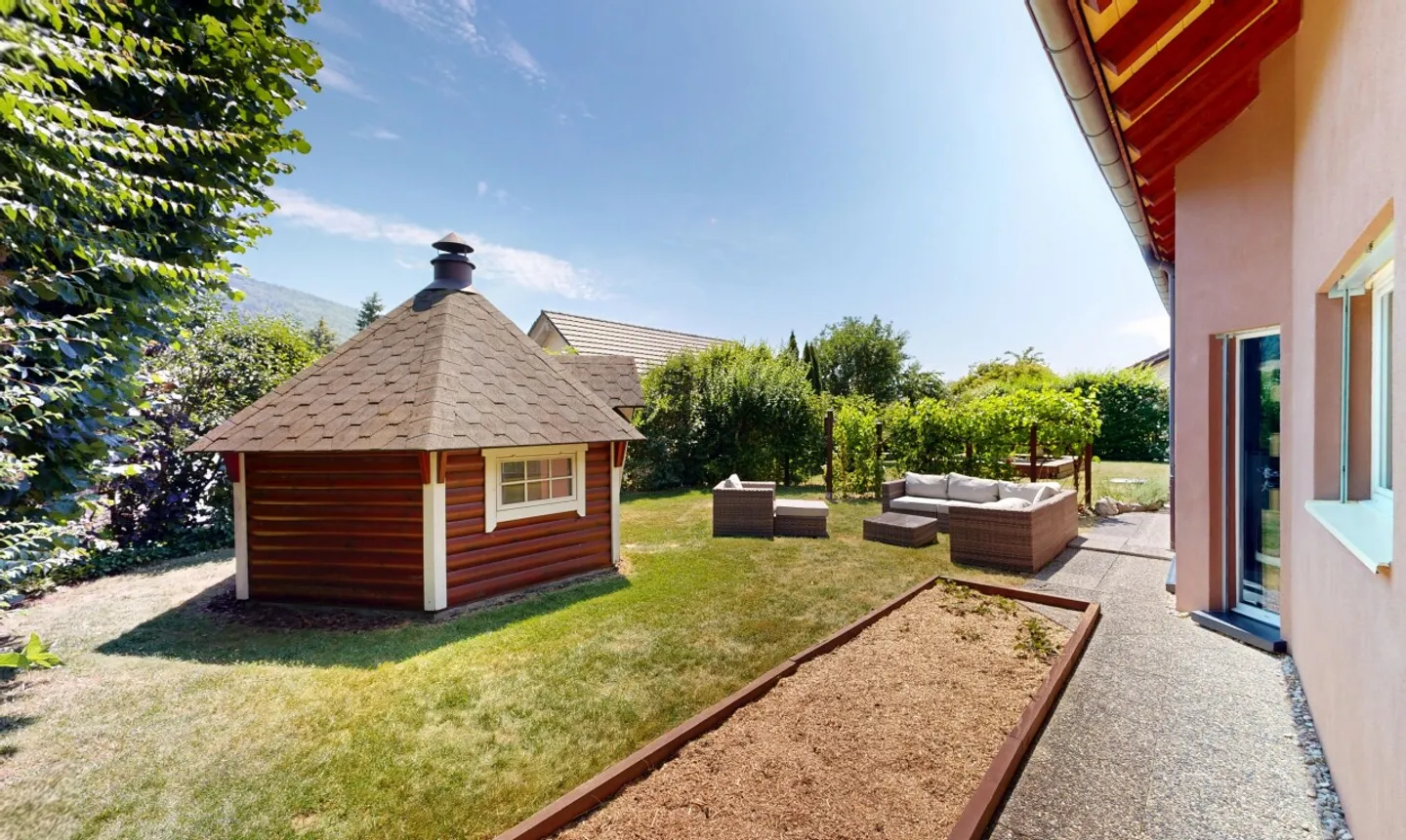 Stunning High-End Villa with Garden, Jacuzzi and Private Pond - Photo 10 of 13