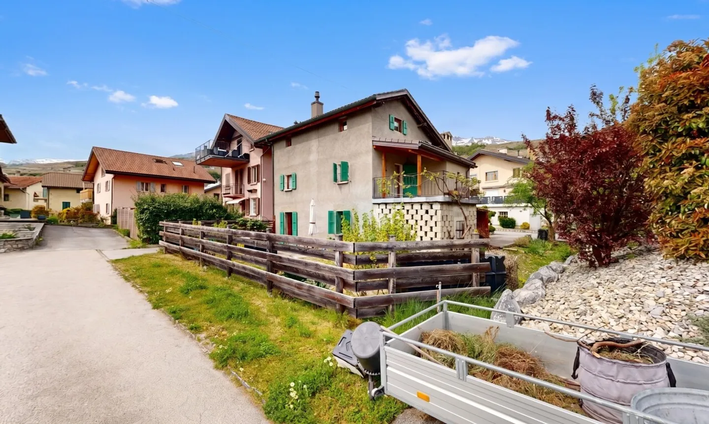 Dorfhaus mit zwei Wohnungen und Garten - Foto 3 von 11