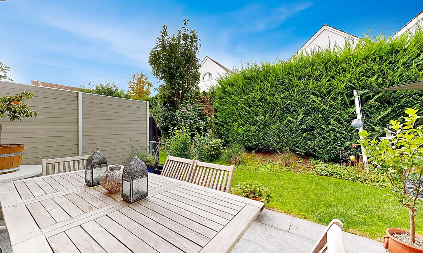 Well-maintained 5-room semi-detached family house in a family-friendly location - Photo 1 of 11