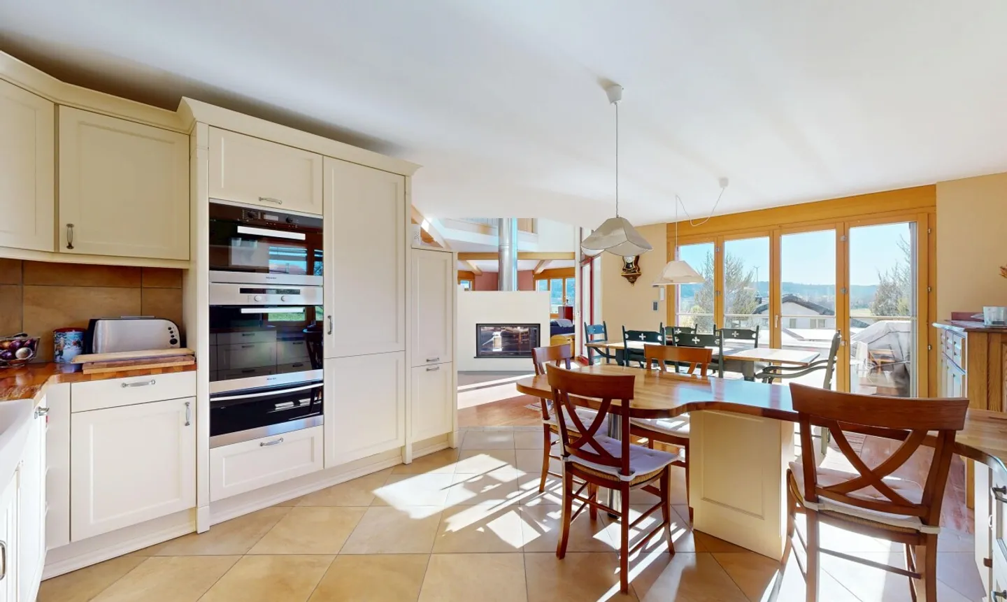 Familienhaus mit Panoramablick, Schwimmbad und großem Grundstück - Foto 5 von 13