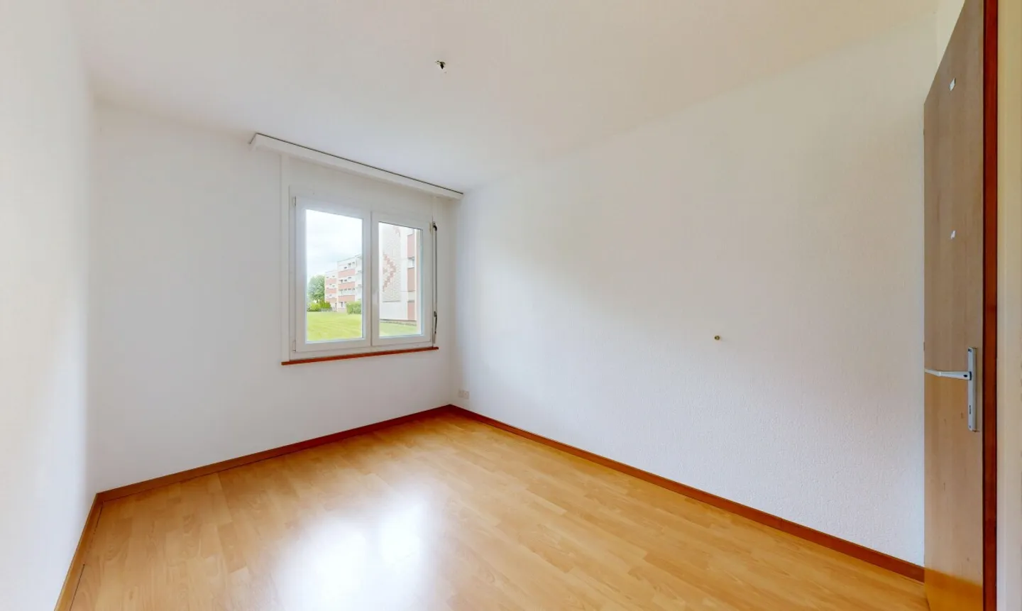 Large 4.5-room apartment on garden level - Photo 8 of 11
