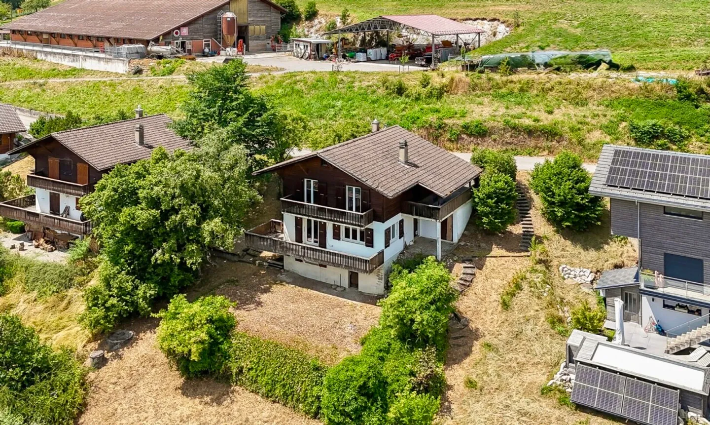 Vista panoramica e fascino autentico: Un chalet da reinventare - Foto 4 di 13