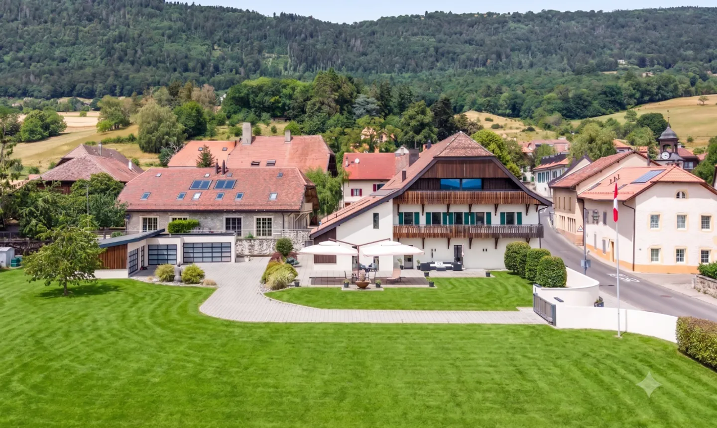 Exceptional villa in Fontaines-sur-Grandson - Photo 2 of 11