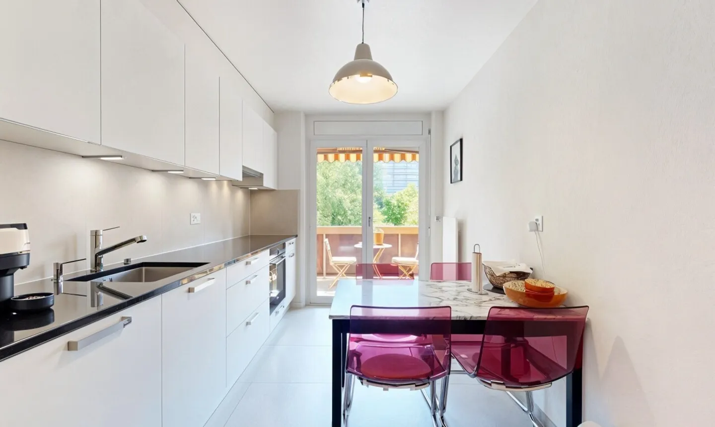 Lausanne CHUV: Renovated 2.5 Rooms with West-Facing Balcony - Photo 5 of 11