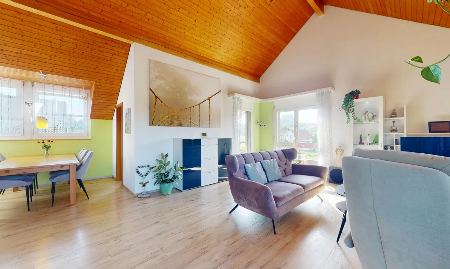 Charmante Dachwohnung mit Balkon - Foto 2 von 13