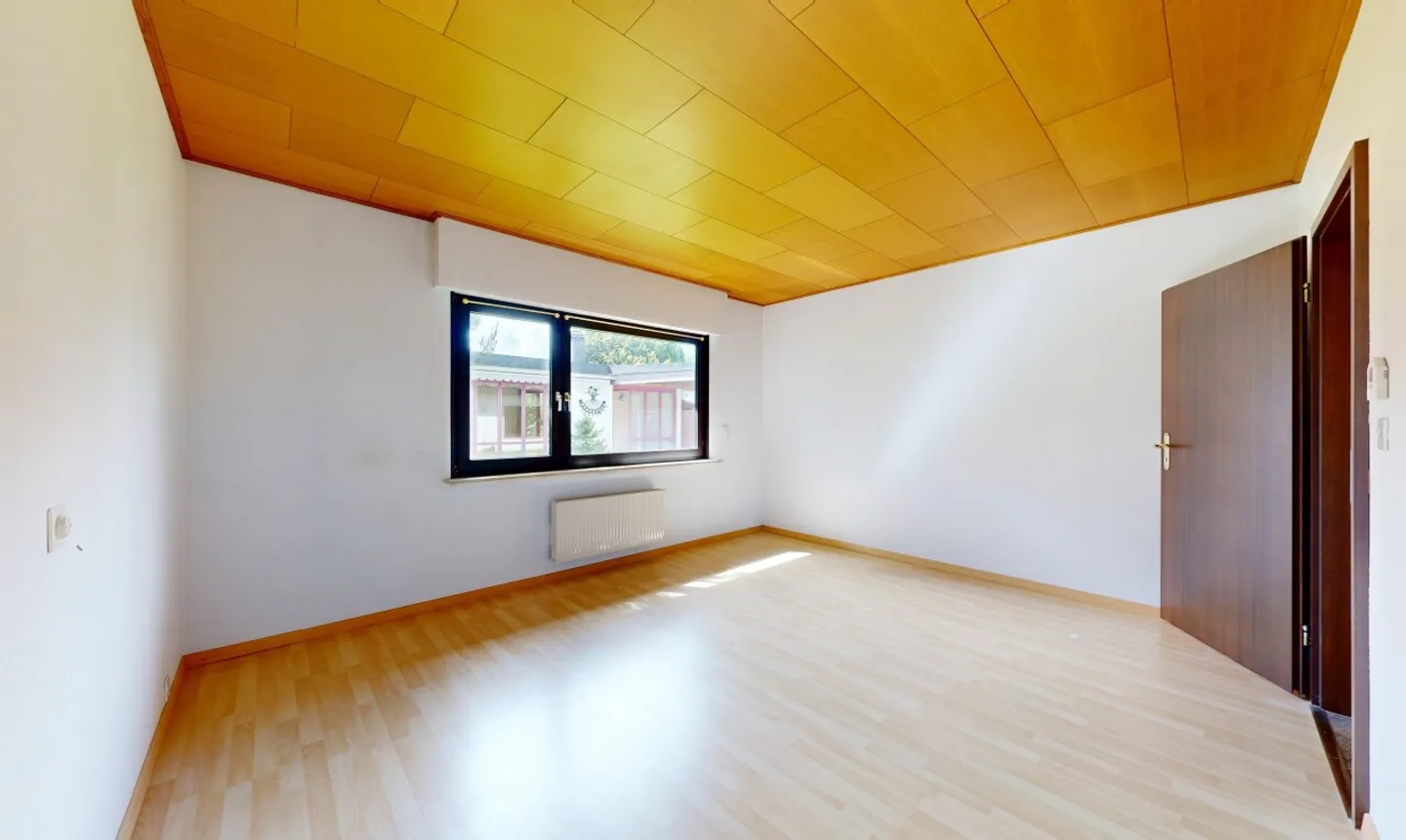 Affascinante casa con 6 camere in una posizione tranquilla e elevata - Foto 5 di 11