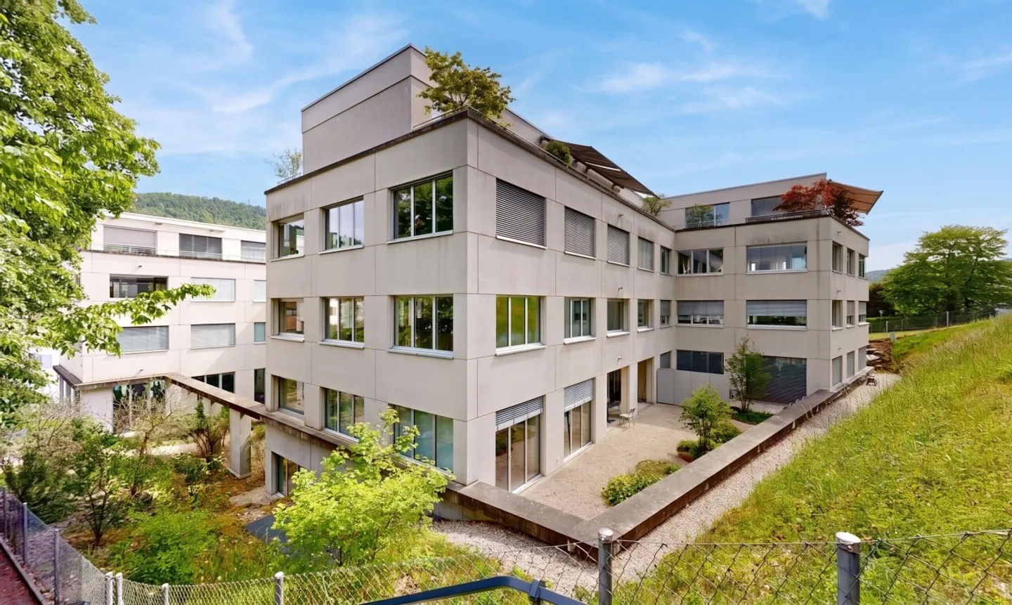 Stylish 4.5-room apartment with two terraces in the heart of Liestal - Photo 1 of 11