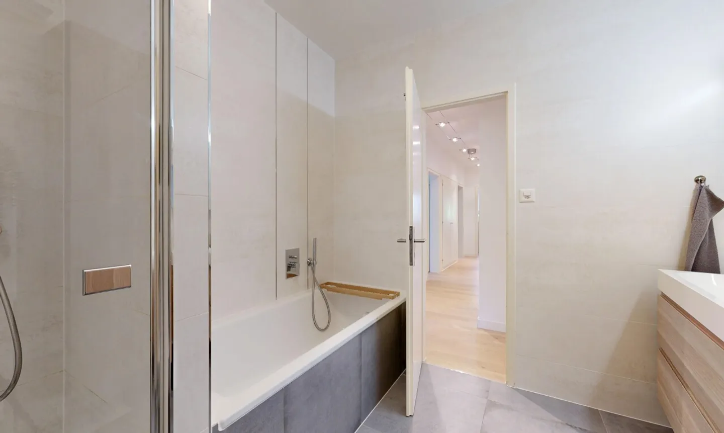 Appartamento luminoso con 4 camere da letto, balconi e vista libera - Foto 9 di 11