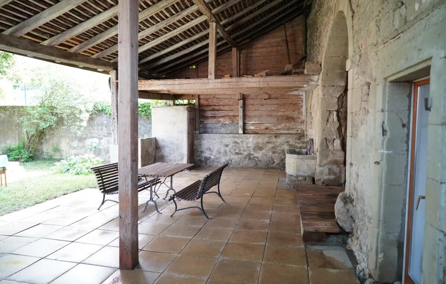 Progetto ad alto potenziale: casa di villaggio con fienile e giardino - Foto 4 di 11