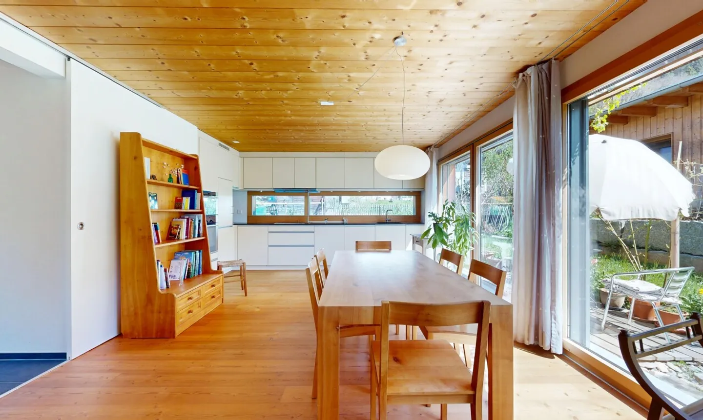 Casa elegante con giardino naturale - Foto 4 di 11