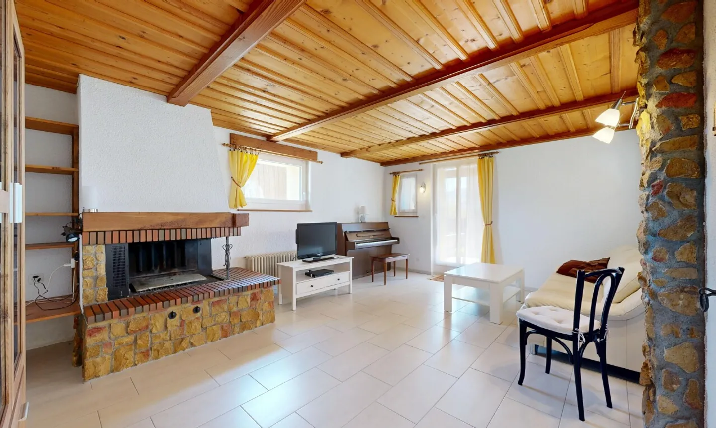 Bright family house with garden and great potential - Photo 2 of 11