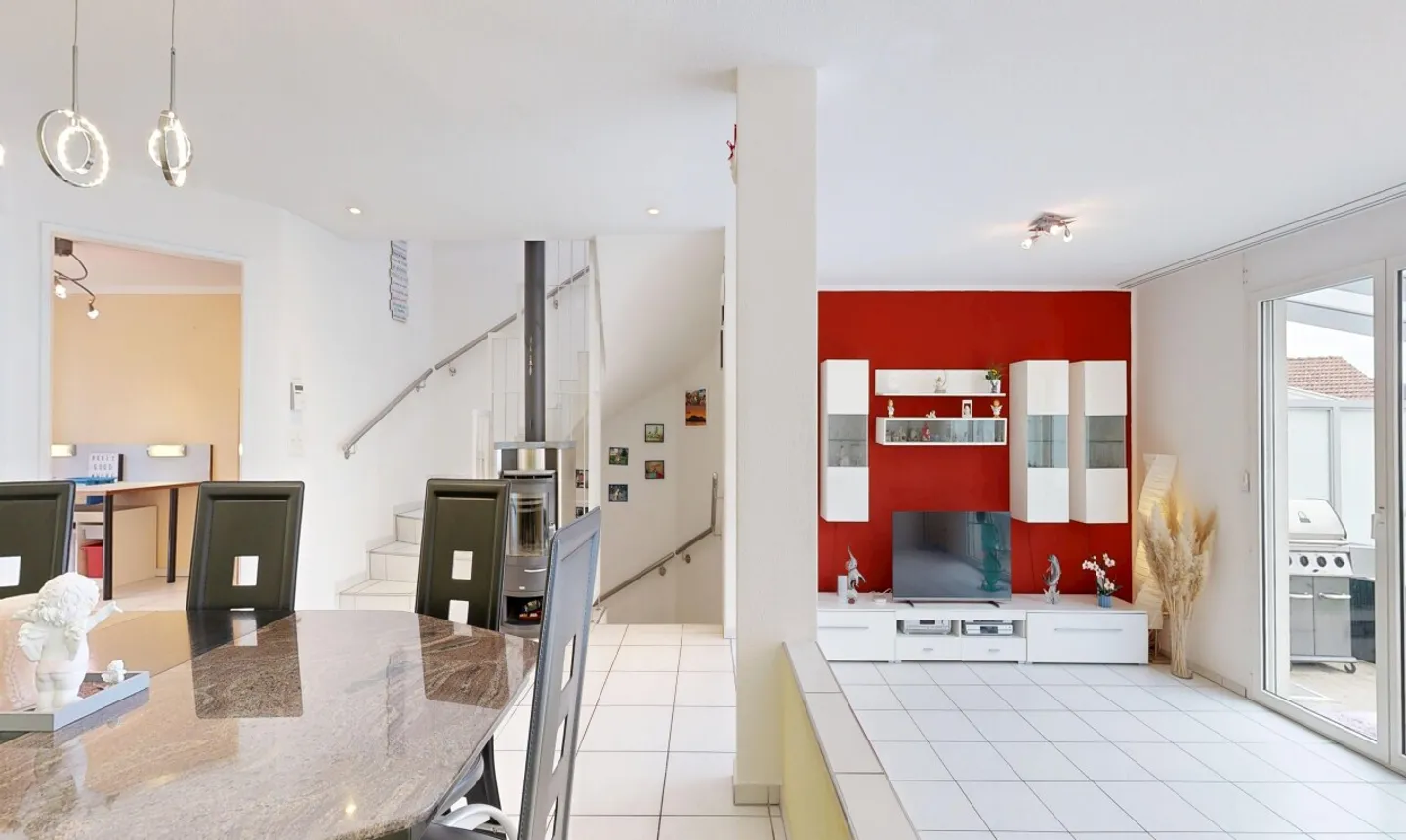 Modern terraced house with plenty of space in a central and quiet location - Photo 5 of 11