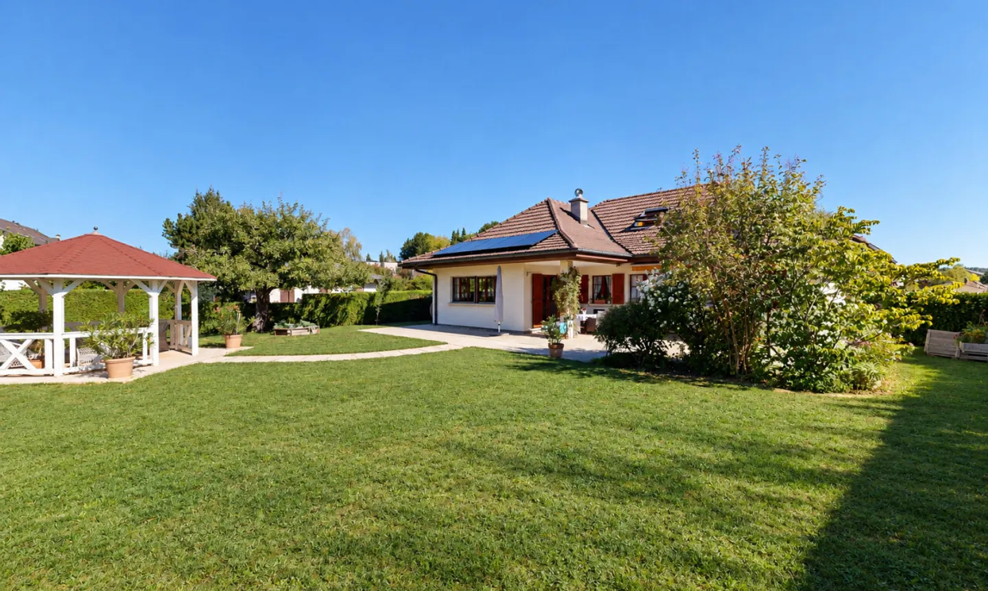 Charming Villa with Spacious Garden - Photo 2 of 11