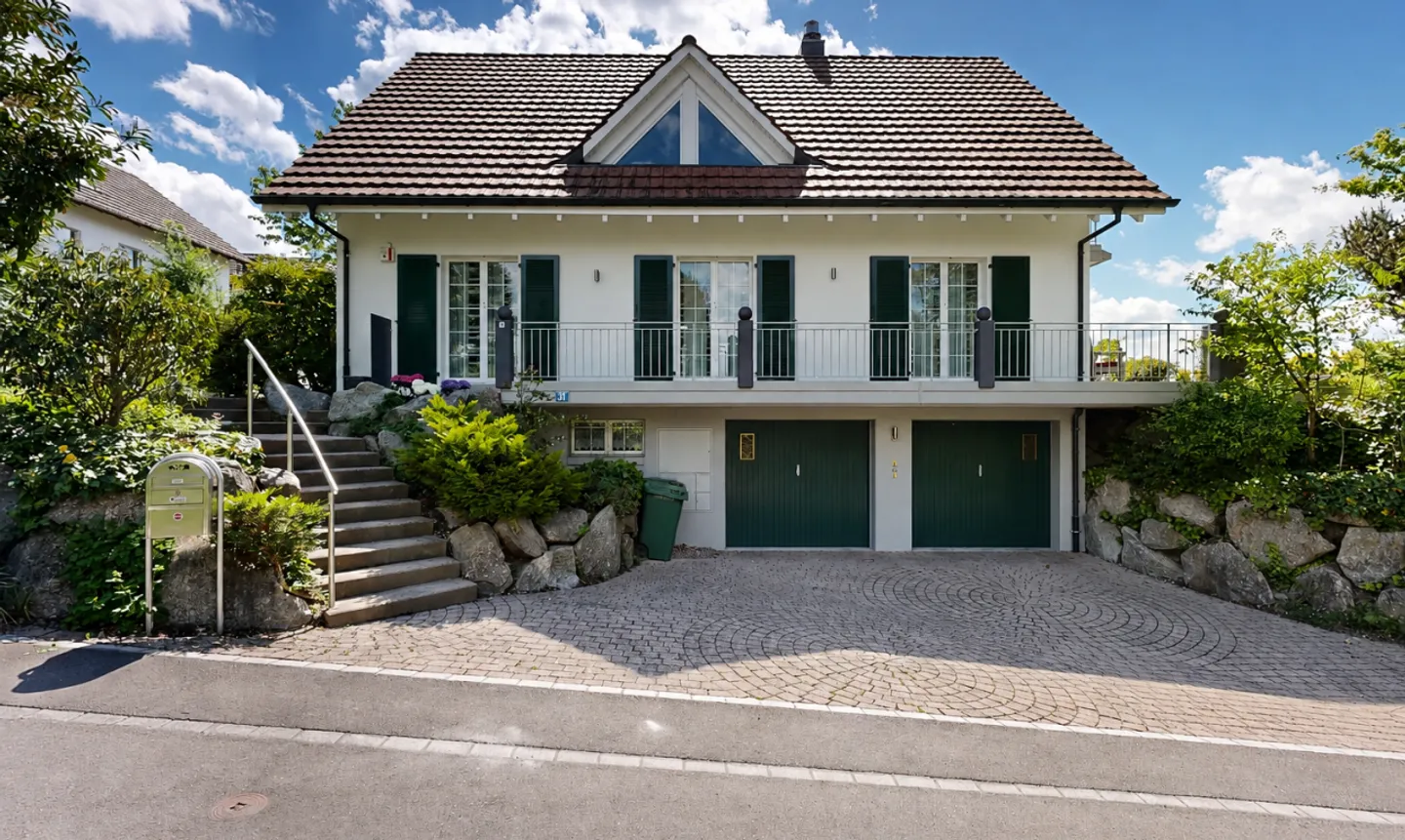 Attractive 5.5-room single-family house with unobstructed views - Photo 1 of 13