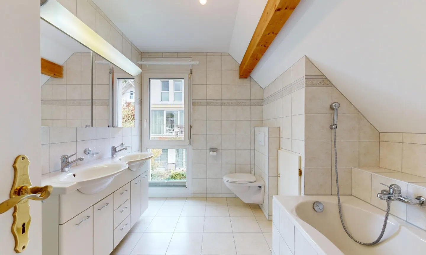 Well-maintained 5.5-room single-family house with generous outdoor spaces - Photo 8 of 11