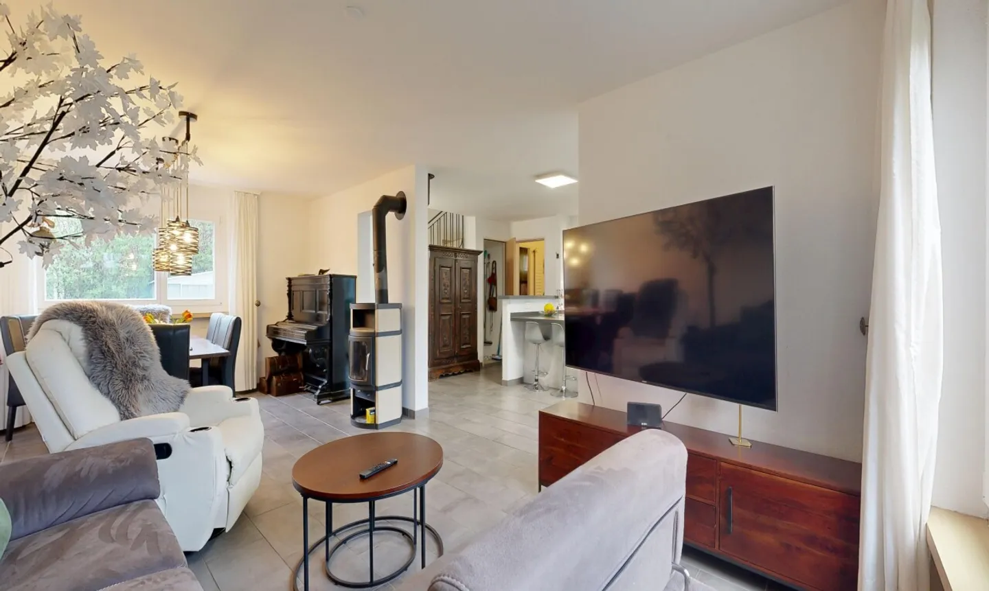 Renovated 5.5-room semi-detached house with large garden and separate garage - Photo 2 of 11