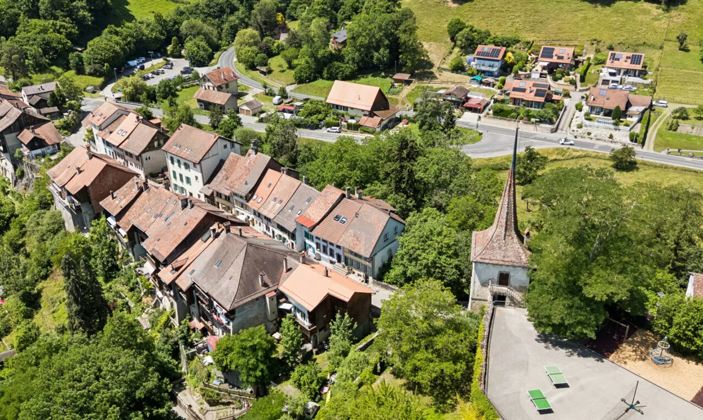 Character building in the heart of Moudon, ideal for investors - Photo 1 of 11