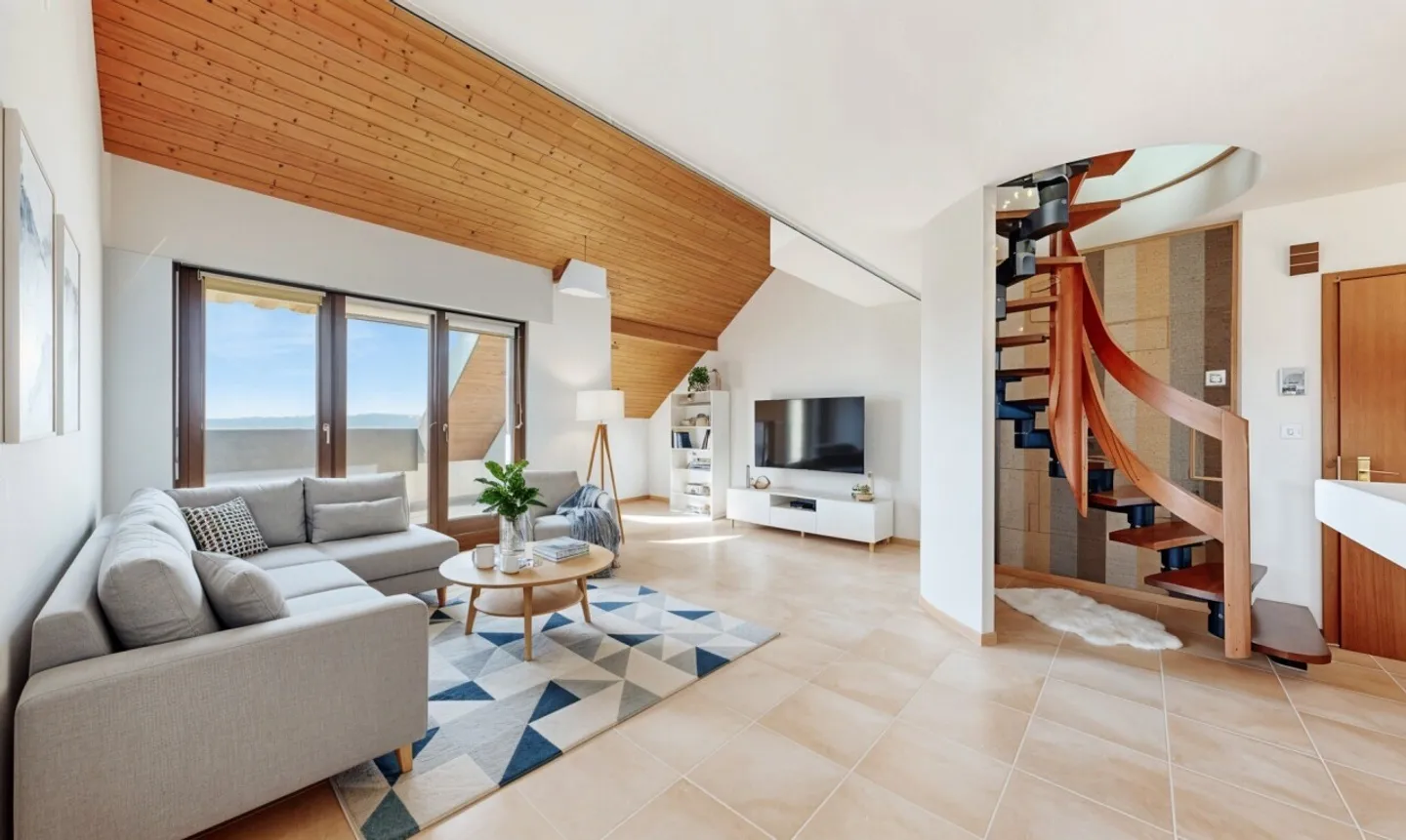 Charming 3.5-room duplex with balcony and lake &amp; Alps view - Photo 1 of 11